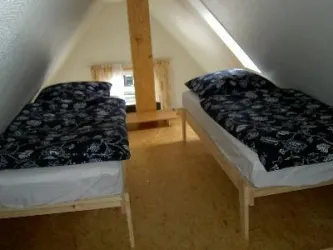 Schlafempore Einzelbetten (© Poths)