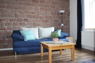 Wohnzimmer mit Schlafcouch (© Rolf Jäger)