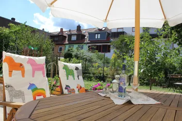 Terasse FeWo mit Blick in den Garten