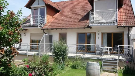Blick vom Garten auf Terrasse
