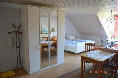 Schrank u. Bett