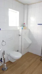 Chardonnay-Bad mit Toiletten