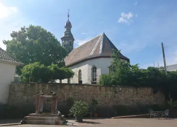 Dorfplatz und Kirche in Böchingen