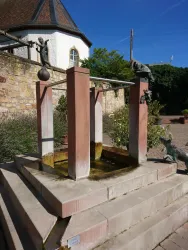 Der Fabelbrunnen auf dem Dorfplatz