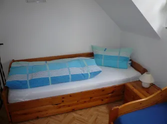 Schlafzimmer mit zwei Einzelbetten (© Frau Roth)