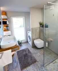 Bad mit begehbarer Dusche