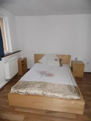 französisches Bett im Schlafzimmer