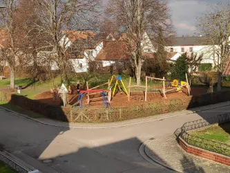 Neuer Spielplatz gegenüber (© Uwe Kühn)