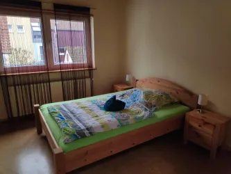 3. Schlafzimmer mit Doppelbett (© Uwe Kühn)