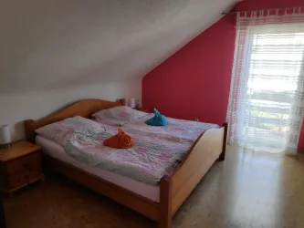 Schlafzimmer mit Balkon (© Uwe Kühn)