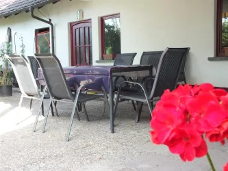 Überdachte Sitzgelegenheit im Garten (© Uwe Kühn)
