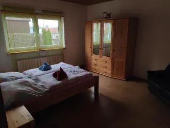 2. Schlafzimmer mit Doppelbett (© Uwe Kühn)