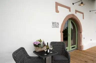Eingang zur Weinlounge über Terrasse (© Burggarten Appartements)
