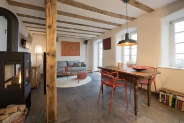 Appartement mit Balkon Wohn- und Essbereich (© Burggarten Appartements)