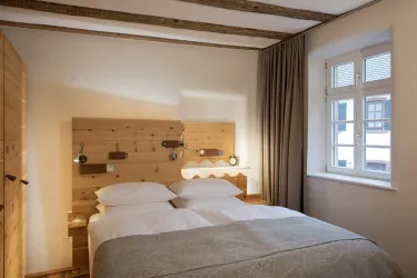 Zirbenschlafzimmer & Taschenfederkernmatratzen (© Burggarten Appartements)