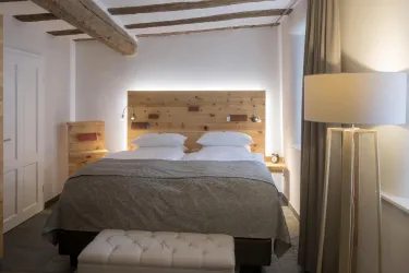 Zirbenschlafzimmer & Taschenfederkernmatratzen (© Burggarten Appartements)