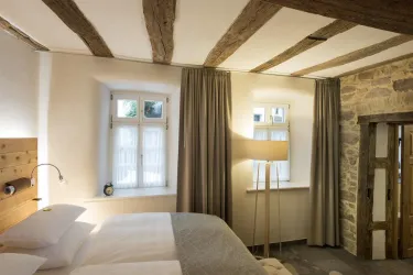 Zirbenschlafzimmer & Taschenfederkernmatratzen (© Burggarten Appartements)