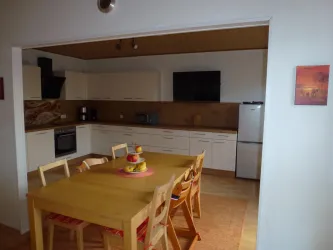 Esstisch und Küche, Blick vom Wohnzimmer (© FeWo Abel)