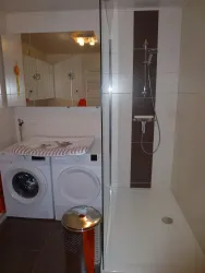 Bad mit Dusche, Waschmaschine und Trockner (© FeWo Abel)