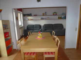 Blick von Wohnküche ins Wohnzimmer (© FeWo Abel)