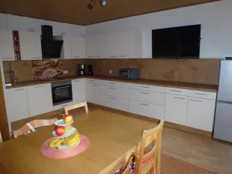 Wohnküche, Fernseher und Esstisch (© FeWo Abel)