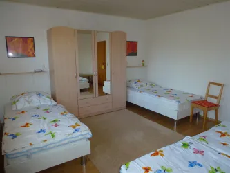 Schlafzimmer Kleiderschrank und Einzelbetten (© FeWo Abel)