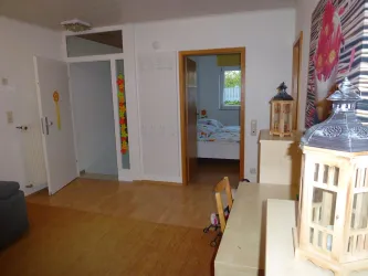 Mittelraum mit Blick zum Eingang und Schlafzimmer (© FeWo Abel)