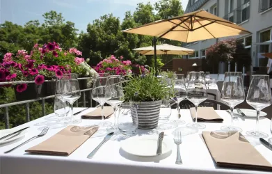 Terrasse (© Parkhotel Landau)
