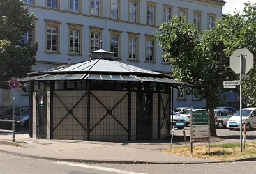 Öffentliche Toilette hinterm Rathaus (© Büro für Tourismus Landau)