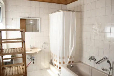 Bad mit Dusche/Badewanne/WC (© Julia Fluck)