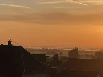 Weiter Blick durch große Fenster