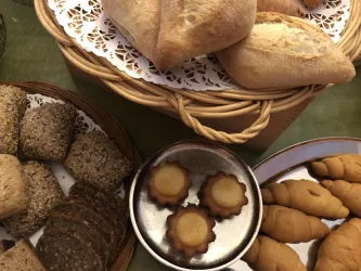 Brötchen und Brotangebot zum Frühstück