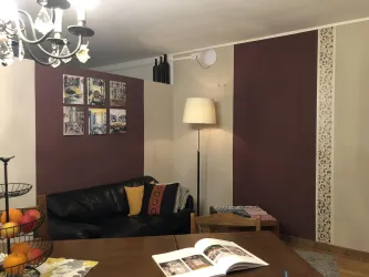 Wohnzimmer mit großem Tisch