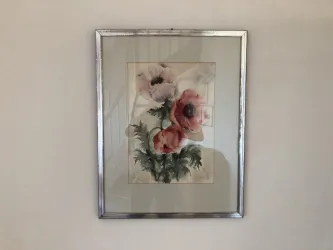 Blume an der Wand, im Teppich, Lampe