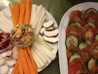 Rohkost, Tomaten und Mozarella zum Frühstück