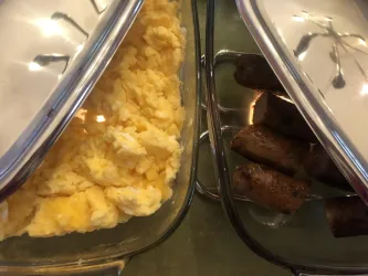 Rührei und Würstchen zum Frühstück