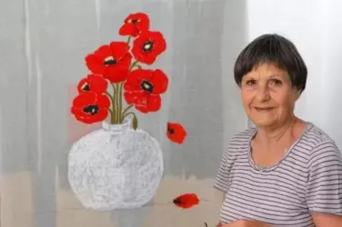 DOMAY Gabriele, Künstlerin vor Blumenstillleben