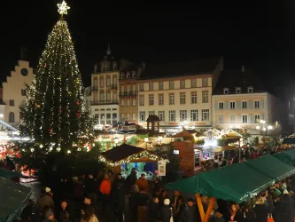 Festlich geschmückter Rathausplatz