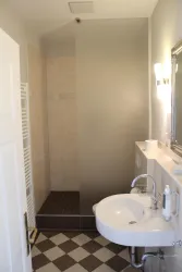 Bad, Blick auf die Dusche/Waschbecken