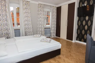 Bett und Einbauschrank
