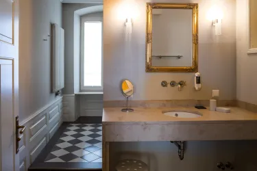 Waschebecken mit Blick zur Dusche/Wc