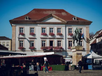 Landaus Wochenmarkt vor dem Rathaus