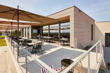 Weingut Familie Sauer - Außenbereich - Terrasse (© Weingut Familie Sauer)