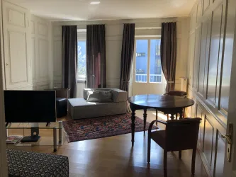 Wohnzimmer mit geräumiger Schrankwand