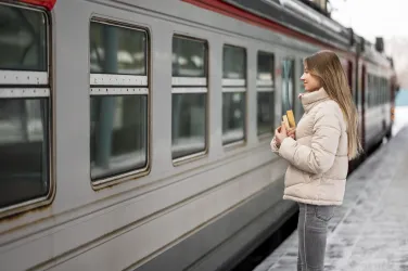 Symbolfoto Bahnhaltestelle, freepik.com