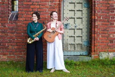 Fanny Lamers (Gesang, akustischer Bass) und Leila