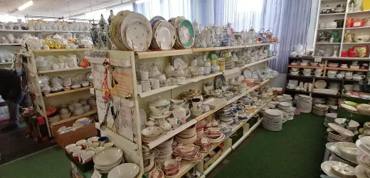 Ruhangomarkt Geschirr (© Freundeskreis Kigoma)