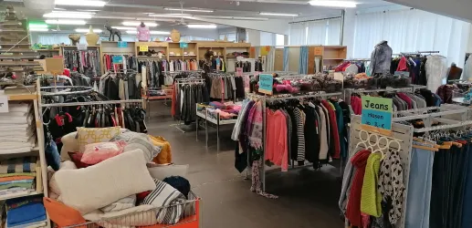 Ruhangomarkt Kleider (© Freundeskreis Kigoma)