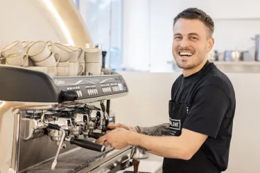 CafeFaee Landau Barista (© Cafe Faee Landau Pfalz)