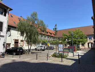 Hausansicht mit Johannes-Bader-Platz